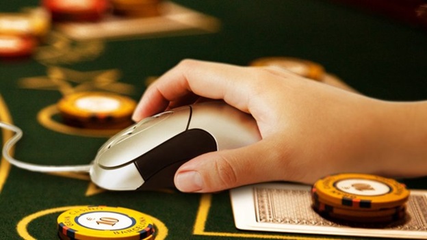 What important features online casinos avail to the clients?