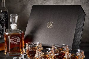 Why Custom Whiskey Decanter Sets Make Great Presents for Whiskey Lovers